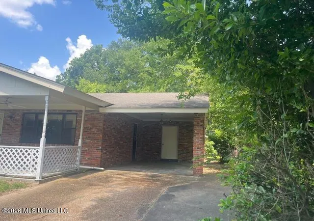 Photo 2 of Sale Pending at 405 Springdale Dr, Columbus, MS 39702 | MLS# 4153244 | Listing updated on 2026-10-22