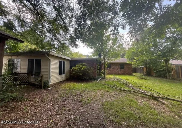 Photo 3 of Sale Pending at 405 Springdale Dr, Columbus, MS 39702 | MLS# 4153244 | Listing updated on 2026-10-22