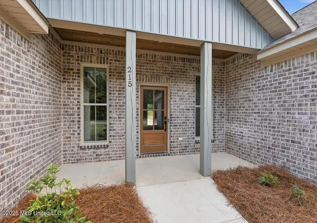 Photo 3 of Single family home for sale at 215 Vernon Jones Ave, Brandon, MS 39047 | MLS# 4155546 | Listing updated on 2026-10-29