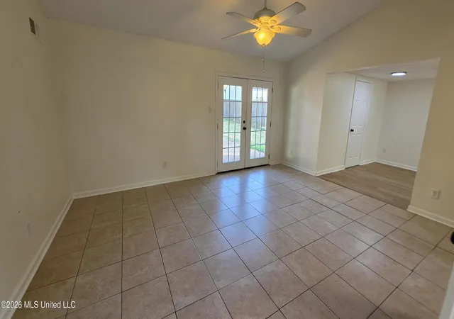Photo 2 of Sale Pending at 2320 Colonial Hills Dr, Southaven, MS 38671 | MLS# 4157066 | Listing updated on 2026-09-22