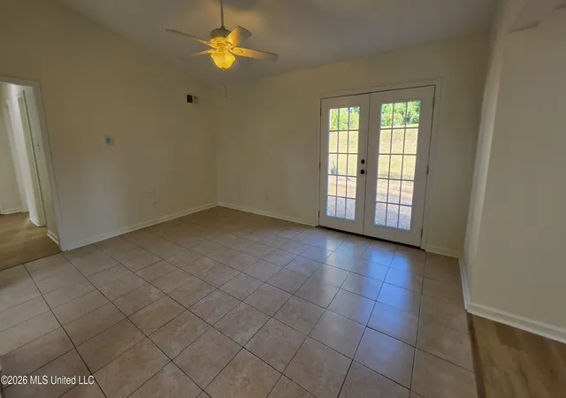 Photo 3 of Sale Pending at 2320 Colonial Hills Dr, Southaven, MS 38671 | MLS# 4157066 | Listing updated on 2026-09-22