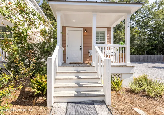 Photo 3 of Sale Pending at 2207 Government St, Ocean Springs, MS 39564 | MLS# 4161827 | Listing updated on 2026-10-07