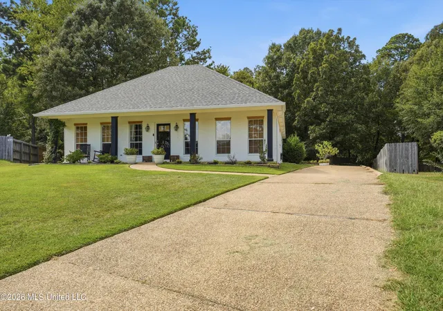 Photo 3 of Sale Pending at 131 Ashton Dr, Brandon, MS 39047 | MLS# 4161305 | Listing updated on 2026-09-09