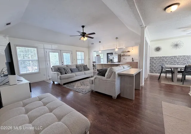 Photo 2 of Sale Pending at 662 Eaglewood Dr, Southaven, MS 38671 | MLS# 4161472 | Listing updated on 2026-09-10