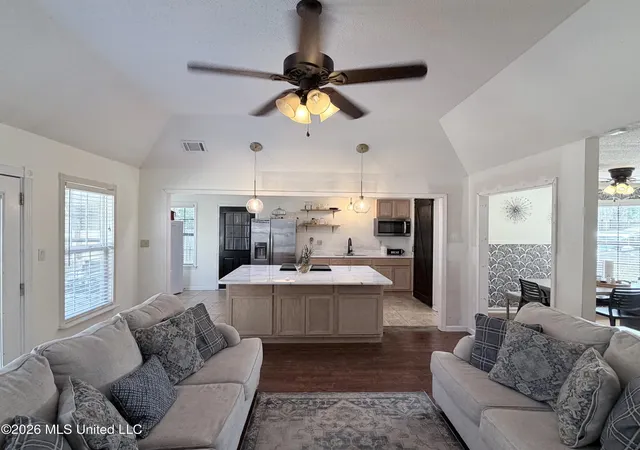 Photo 3 of Sale Pending at 662 Eaglewood Dr, Southaven, MS 38671 | MLS# 4161472 | Listing updated on 2026-09-10