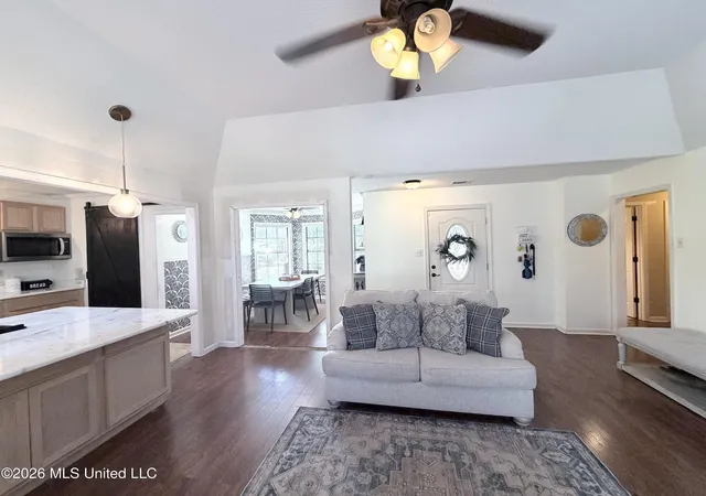 Photo 3 of Sale Pending at 662 Eaglewood Dr, Southaven, MS 38671 | MLS# 4161472 | Listing updated on 2026-09-10