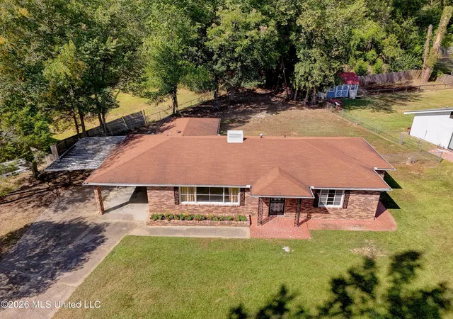 Photo 2 of Single family home for sale at 215 Buena Vista Dr, Vicksburg, MS 39180 | MLS# 4160048 | Listing updated on 2026-10-07