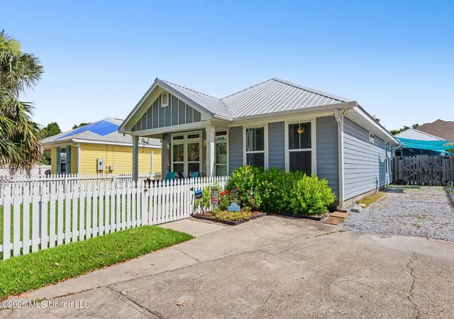 Photo 2 of Single family home for sale at 427 Saint George St, Bay Saint Louis, MS 39520 | MLS# 4165473 | Listing updated on 2026-10-16