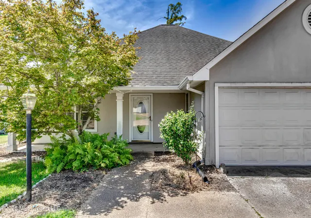 Photo 2 of Single family home for sale at 205 N Shadow Lake Dr, Clinton, MS 39056 | MLS# 4161107 | Listing updated on 2026-09-01