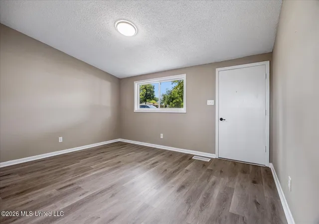 Photo 2 of Sale Pending at 1896 N Southaven Cir, Southaven, MS 38671 | MLS# 4161088 | Listing updated on 2026-09-08