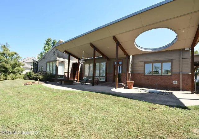 Photo 2 of Single family home for sale at 1001 Robert E Lee Dr, Greenwood, MS 38930 | MLS# 4161410 | Listing updated on 2026-09-03
