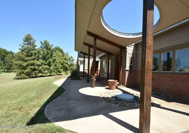 Photo 3 of Single family home for sale at 1001 Robert E Lee Dr, Greenwood, MS 38930 | MLS# 4161410 | Listing updated on 2026-09-03