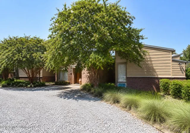 Photo 4 of Single family home for sale at 1001 Robert E Lee Dr, Greenwood, MS 38930 | MLS# 4161410 | Listing updated on 2026-09-03