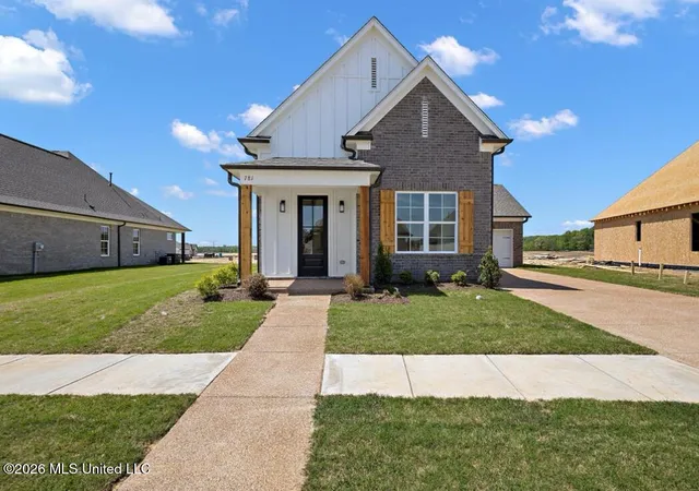 Photo 2 of Single family home for sale at 945 Coahoma Ct, Nesbit, MS 38651 | MLS# 4161251 | Listing updated on 2026-09-02