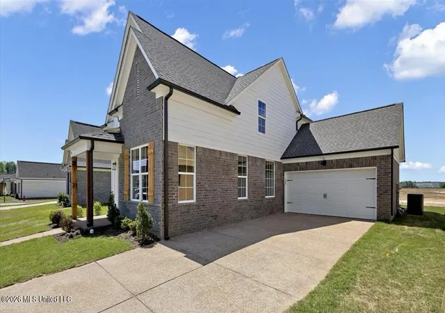 Photo 3 of Single family home for sale at 945 Coahoma Ct, Nesbit, MS 38651 | MLS# 4161251 | Listing updated on 2026-09-02