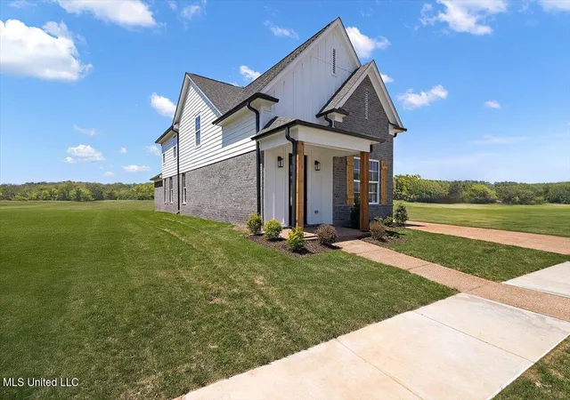 Photo 4 of Single family home for sale at 945 Coahoma Ct, Nesbit, MS 38651 | MLS# 4161251 | Listing updated on 2026-09-02