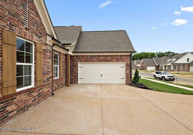 Photo 3 of Sale Pending at 933 Coahoma Ct, Nesbit, MS 38651 | MLS# 4161250 | Listing updated on 2026-09-18