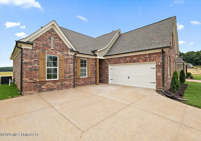 Photo 3 of Sale Pending at 933 Coahoma Ct, Nesbit, MS 38651 | MLS# 4161250 | Listing updated on 2026-09-18