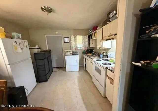 Photo 3 of Sale Pending at 1427 Jo Ellen Cir, Gulfport, MS 39501 | MLS# 4161852 | Listing updated on 2026-09-17