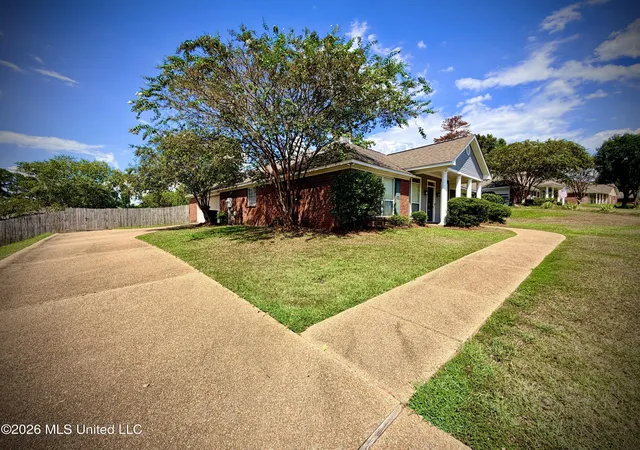 Photo 3 of Sale Pending at 1008 Stonehendge Dr, Brandon, MS 39042 | MLS# 4161414 | Listing updated on 2026-09-14