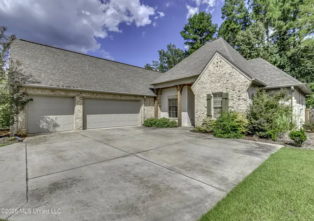 Photo 2 of Single family home for sale at 189 Stone Crk Dr, Gluckstadt, MS 39110 | MLS# 4161447 | Listing updated on 2026-09-04