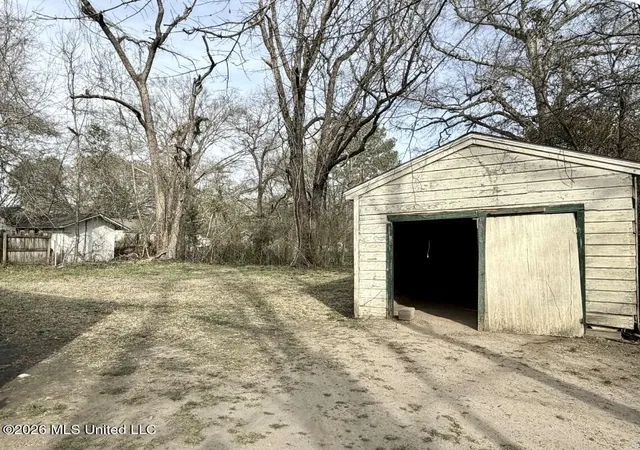 Photo 2 of Single family home for sale at 205 Albert St, Brookhaven, MS 39601 | MLS# 4161535 | Listing updated on 2026-09-04