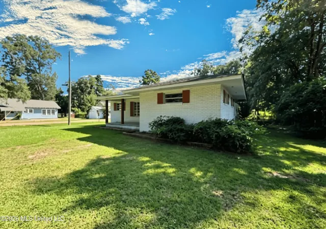 Photo 2 of Single family home for sale at 207 N Bennett St, Crystal Springs, MS 39059 | MLS# 4161699 | Listing updated on 2026-09-08