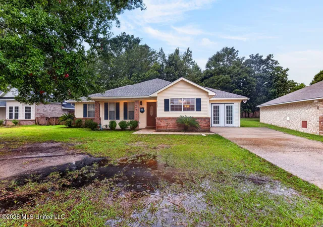 Photo 3 of Single family home for sale at 2625 Beachview Dr, Ocean Springs, MS 39564 | MLS# 4161548 | Listing updated on 2026-09-11