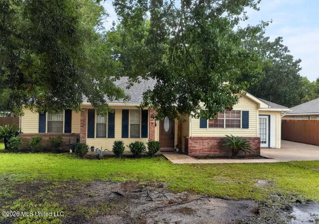 Photo 3 of Single family home for sale at 2625 Beachview Dr, Ocean Springs, MS 39564 | MLS# 4161548 | Listing updated on 2026-09-11