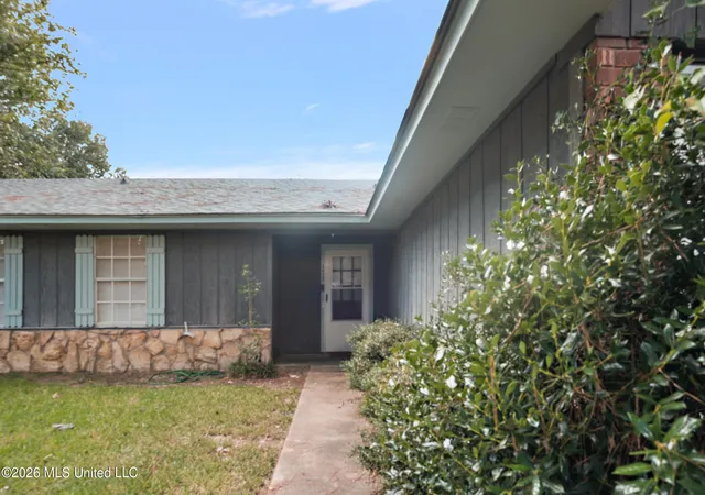 Photo 3 of Sale Pending at 173 Thousand Oaks Cir, Jackson, MS 39212 | MLS# 4161707 | Listing updated on 2026-10-28