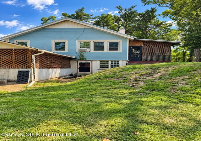 Photo 2 of Single family home for sale at 214 Lincoln St, Yazoo City, MS 39194 | MLS# 4161654 | Listing updated on 2026-09-06