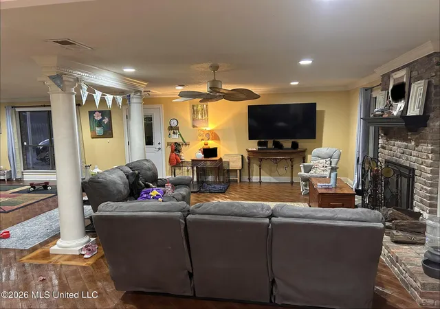 Photo 3 of Single family home for sale at 915 Grant Ave, Pascagoula, MS 39567 | MLS# 4161712 | Listing updated on 2026-09-13