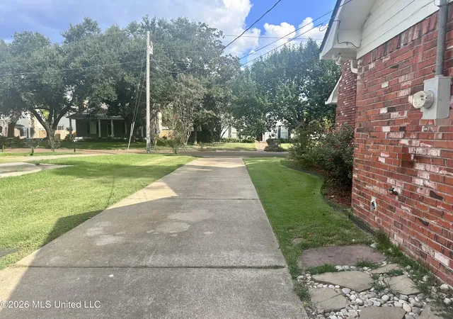 Photo 3 of Sale Pending at 806 Lindberg Ave, Natchez, MS 39120 | MLS# 4161775 | Listing updated on 2026-10-19