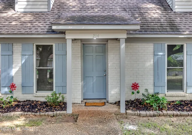 Photo 3 of Sale Pending at 214 Salem Sq, Ridgeland, MS 39157 | MLS# 4164639 | Listing updated on 2026-10-10