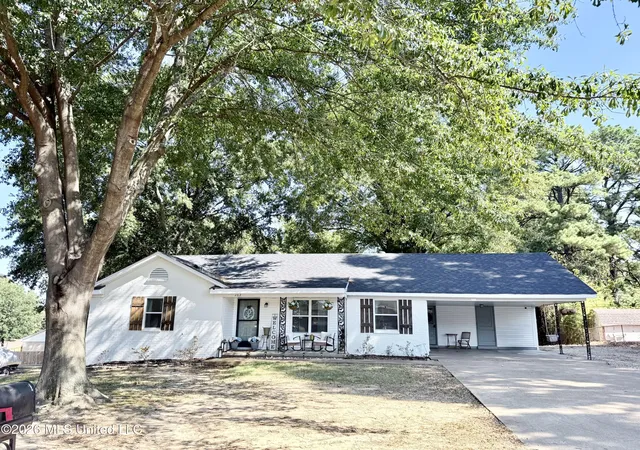 Photo 1 of Sale Pending at 262 Sweetbriar Ave, Hernando, MS 38632 | MLS# 4161971 | Listing updated on 2026-09-14