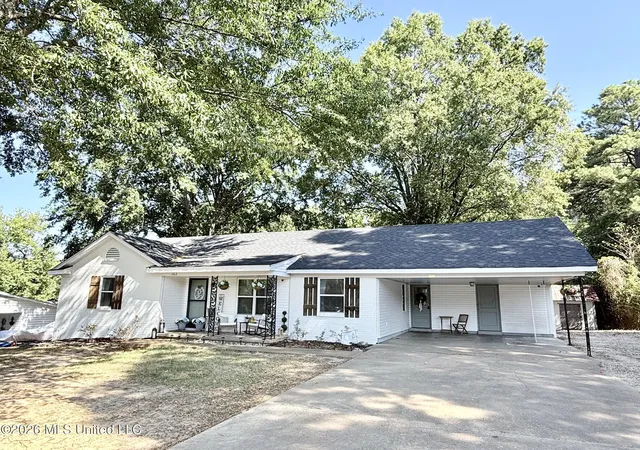 Photo 2 of Sale Pending at 262 Sweetbriar Ave, Hernando, MS 38632 | MLS# 4161971 | Listing updated on 2026-09-14