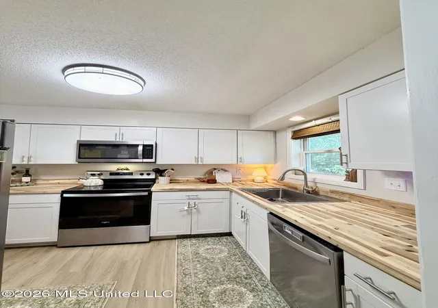 Photo 3 of Sale Pending at 262 Sweetbriar Ave, Hernando, MS 38632 | MLS# 4161971 | Listing updated on 2026-09-14