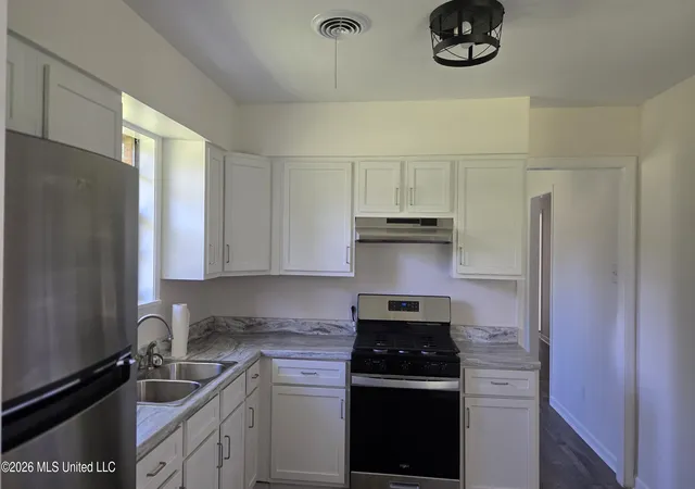 Photo 3 of Single family home for sale at 455 N Hill St, Holly Springs, MS 38635 | MLS# 4162774 | Listing updated on 2026-10-06
