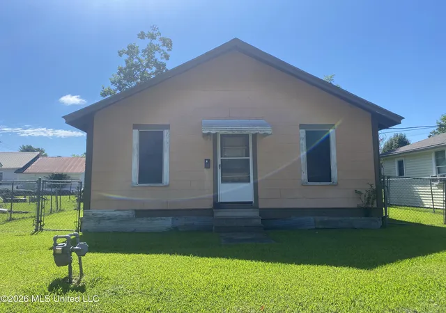 Photo 1 of Single family home for sale at 402 S Spruce St, Vidalia, LA 71373 | MLS# 4161931 | Listing updated on 2026-09-10