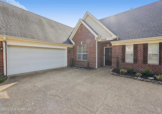 Photo 2 of Sale Pending at 1005 Tara Dr, Hernando, MS 38632 | MLS# 4162064 | Listing updated on 2026-09-16