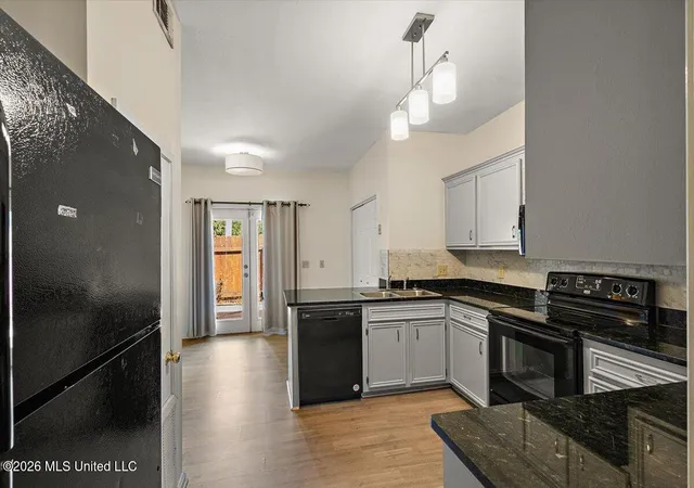 Photo 2 of Townhouse for sale at 5076 Harling Pl, Jackson, MS 39211 | MLS# 4162132 | Listing updated on 2026-09-11