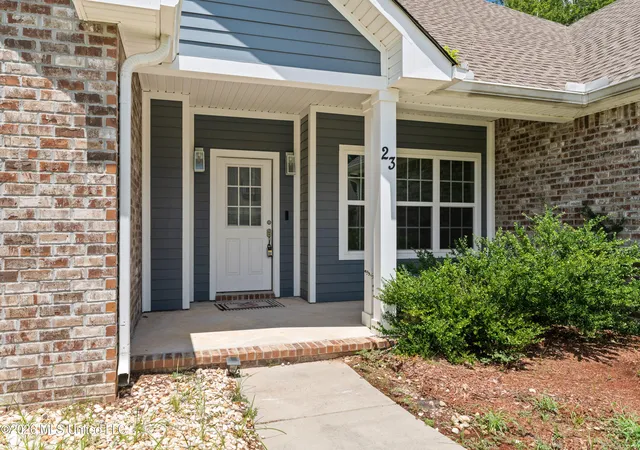 Photo 3 of Sale Pending at 23 E Chapel Hl Blvd, Hattiesburg, MS 39402 | MLS# 4162241 | Listing updated on 2026-10-02