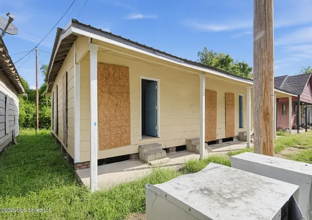 Photo 1 of Multi family home for sale at 213 Oak St, Greenwood, MS 38930 | MLS# 4162337 | Listing updated on 2026-10-09