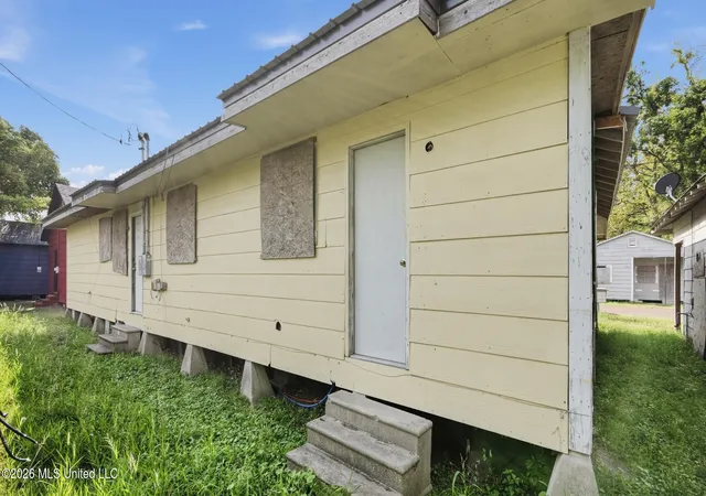 Photo 3 of Sale Pending at 213 Oak St, Greenwood, MS 38930 | MLS# 4162337 | Listing updated on 2026-10-15