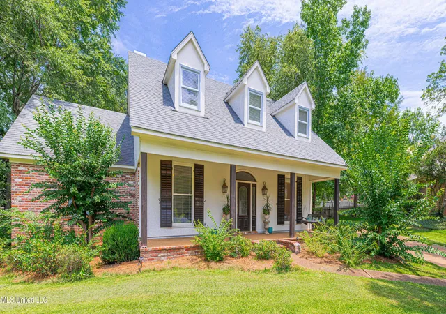 Photo 1 of Single family home for sale at 102 Westfield Rd, Ridgeland, MS 39157 | MLS# 4162450 | Listing updated on 2026-10-13