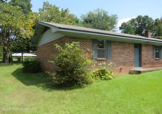 Photo 2 of Single family home for sale at 404 N Washington, Calhoun City, MS 38916 | MLS# 4162613 | Listing updated on 2026-10-17