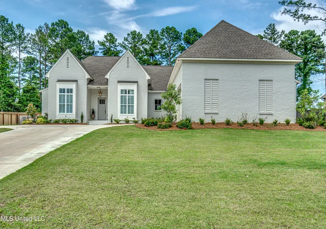 Photo 1 of Single family home for sale at 215 Westlake Cir, Madison, MS 39110 | MLS# 4162868 | Listing updated on 2026-09-25