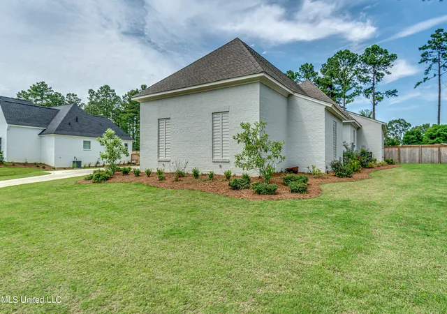 Photo 3 of Single family home for sale at 215 Westlake Cir, Madison, MS 39110 | MLS# 4162868 | Listing updated on 2026-09-25