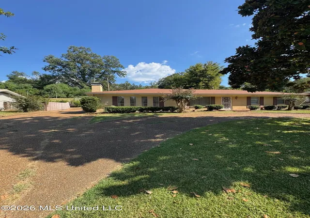 Photo 2 of Single family home for sale at 2032 Wildwood Ter, Yazoo City, MS 39194 | MLS# 4162931 | Listing updated on 2026-09-18