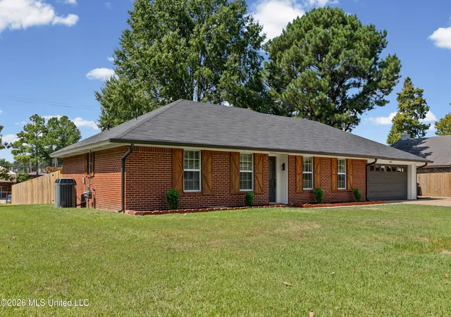 Photo 3 of Sale Pending at 6405 Chickasaw Dr, Olive Branch, MS 38654 | MLS# 4162977 | Listing updated on 2026-10-02